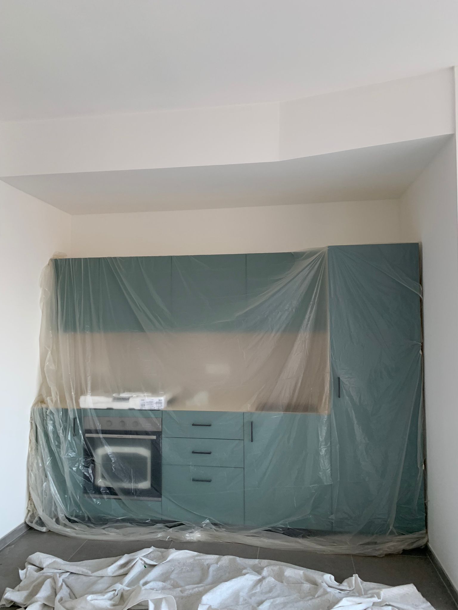 Soluzione integrata con cucina, letto soppalcato e scala per monolocale a doppia altezza